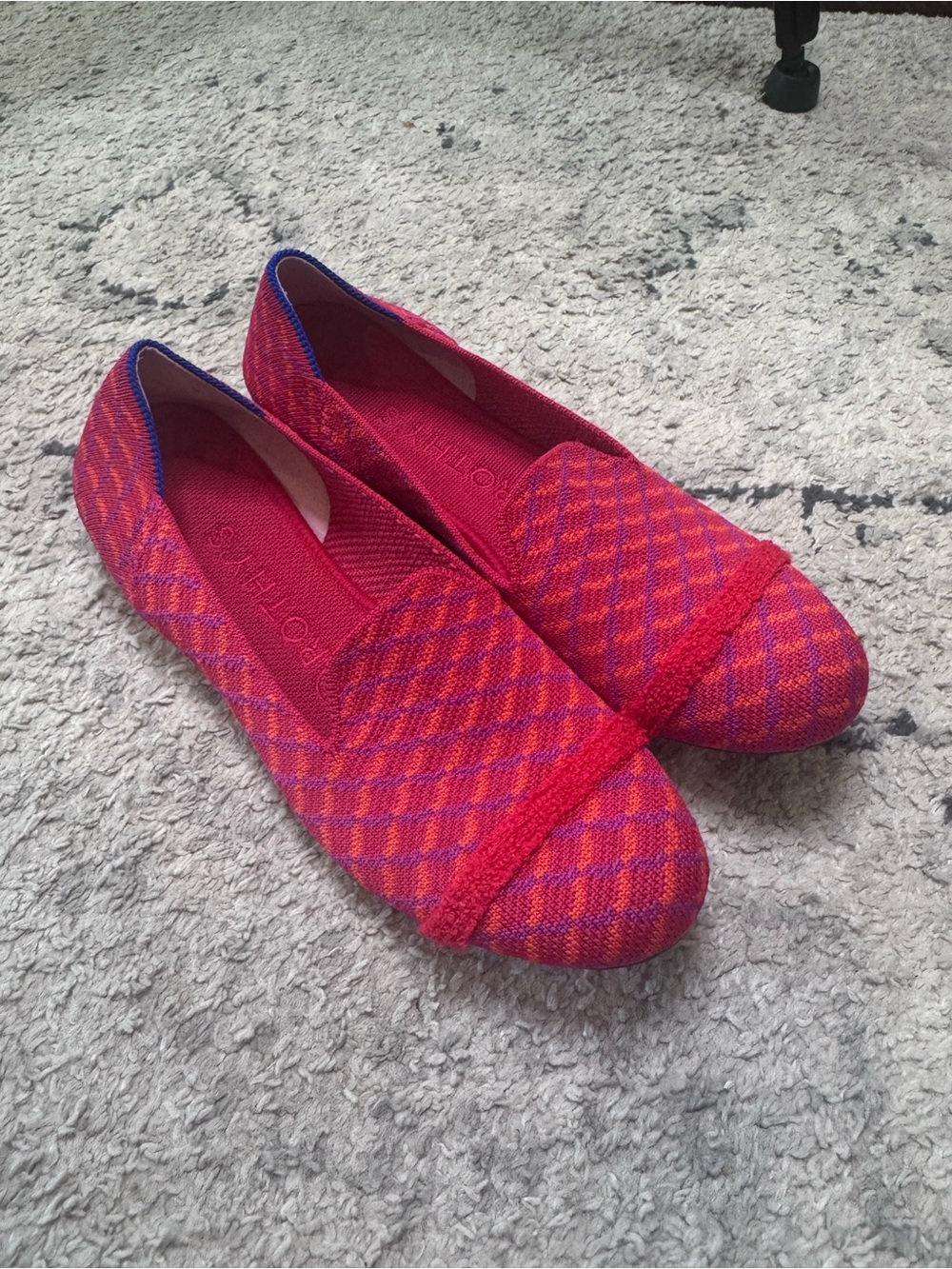 Women’s Rothy's The Loafer Flats in size 8 EUC color pomegranate grid print
